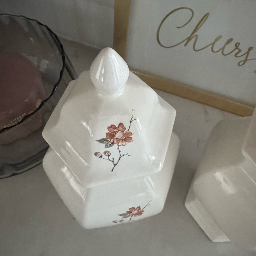 Vintage Ginger Jar Florals/Cream with Lid Set of 2 - Picture 3 of 9